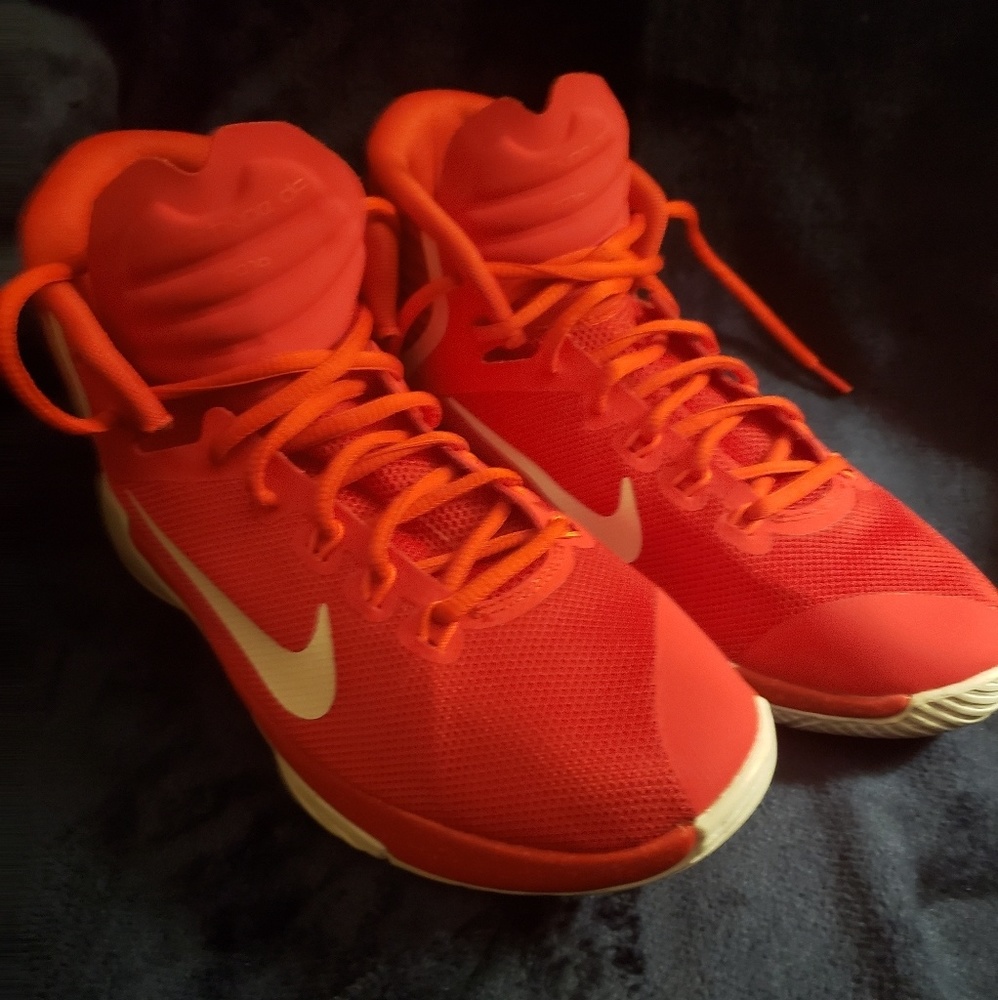 Nike boys youth red 7Y basketball sneaker
